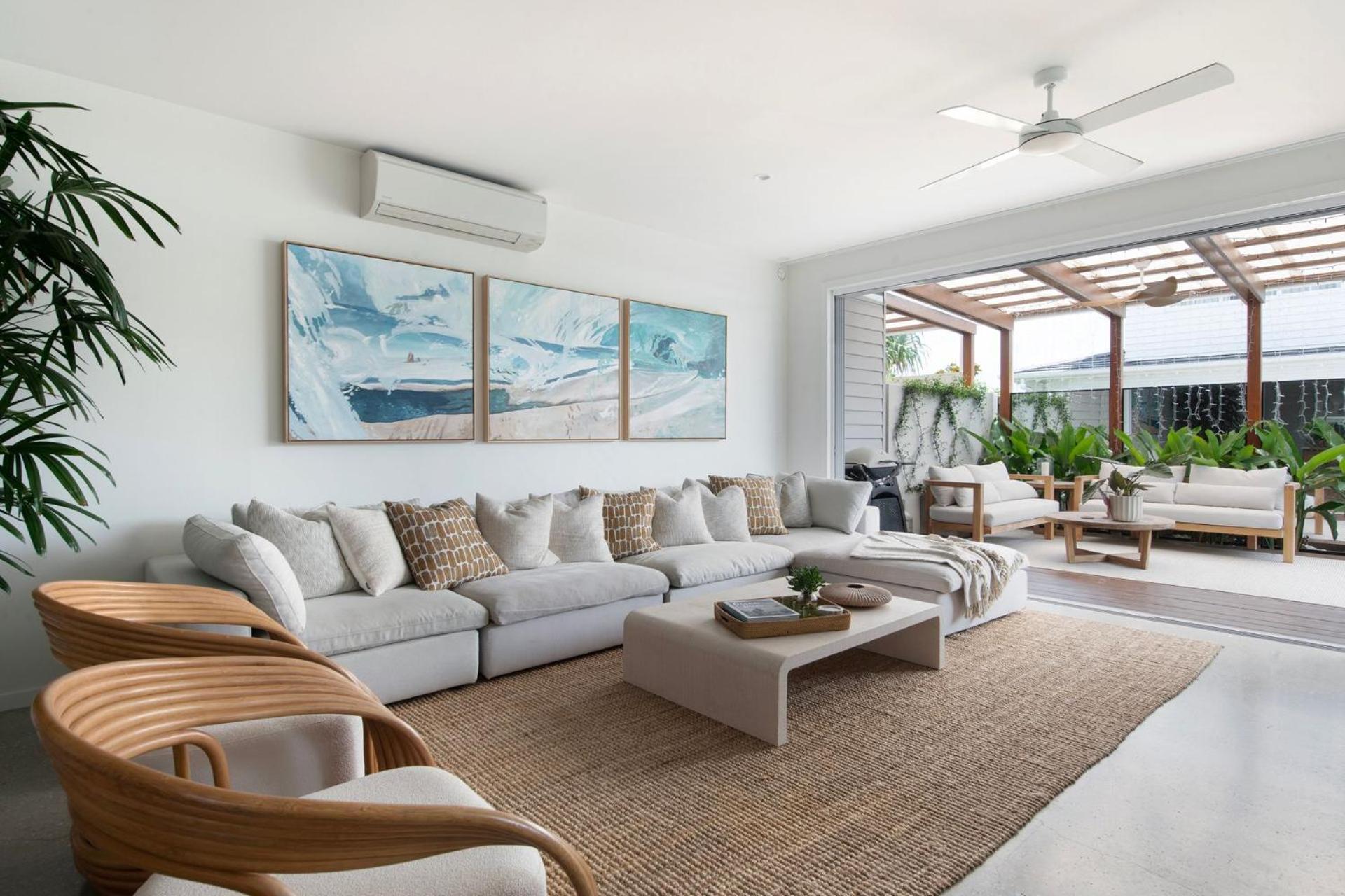 Luxury Tri-level Duplex In Mermaid - Coasthm Holiday home Gold Coast