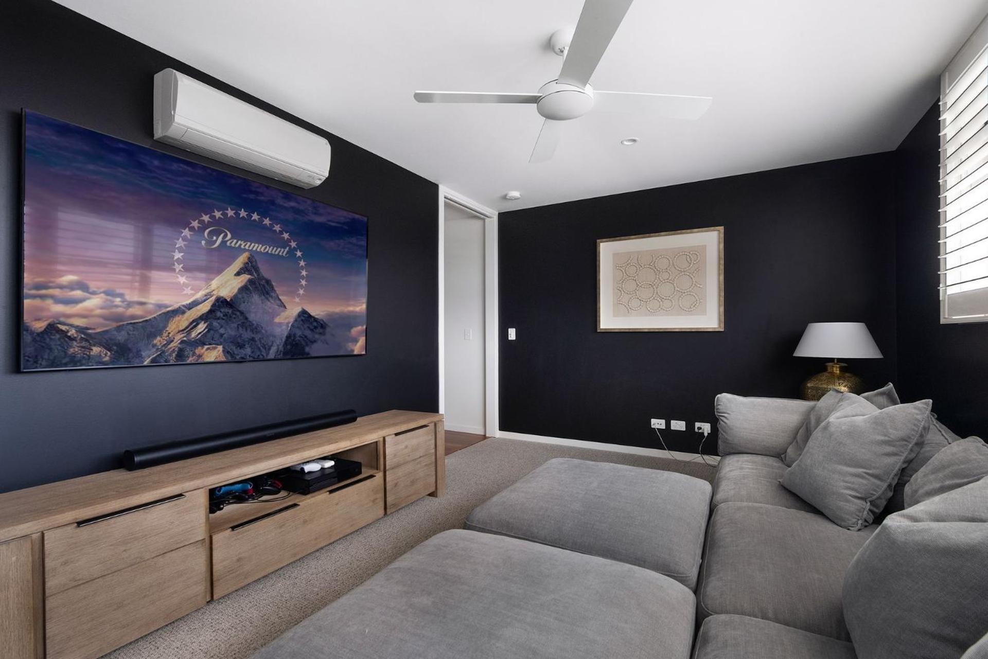 Holiday home Luxury Tri-level Duplex In Mermaid - Coasthm