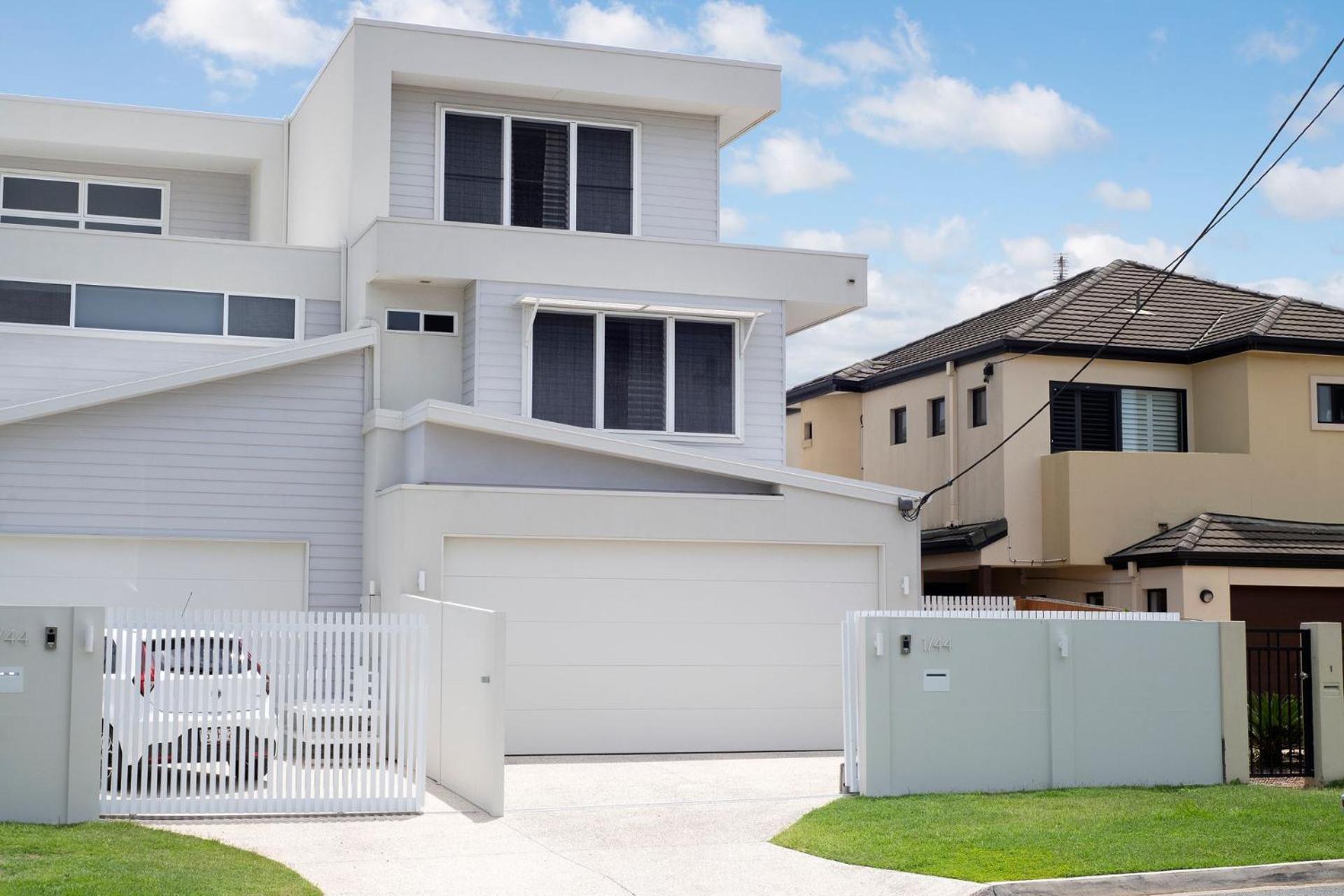 Luxury Tri-level Duplex In Mermaid - Coasthm