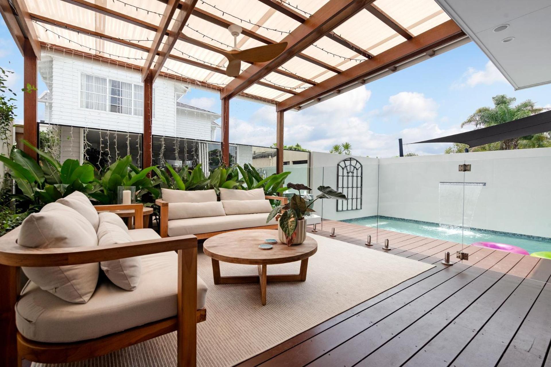 Luxury Tri-level Duplex In Mermaid - Coasthm Holiday home Gold Coast